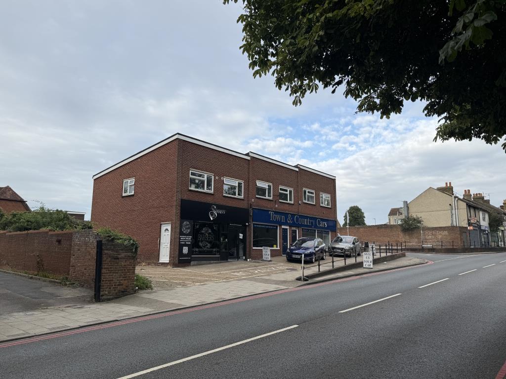 Lot: 78 - EXCELLENT COMMERCIAL AND RESIDENTIAL INVESTMENT CLOSE TO TOWN CENTRE - Street scene of Commercial and Residential Investment